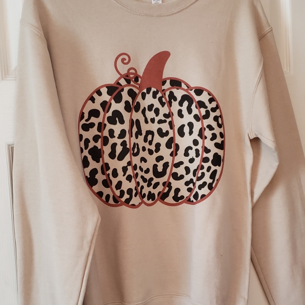 JER ZEES Sweatshirt Ladies light tan with Leapord pumpkin design. Size Small